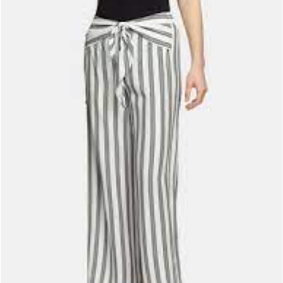 Love stitch butterfly pants size small - Picture 1 of 3